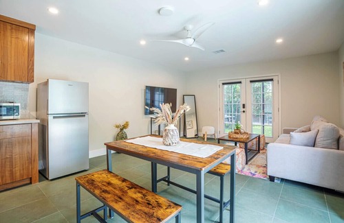 Sherman Oaks House | guest house private entry patio garden