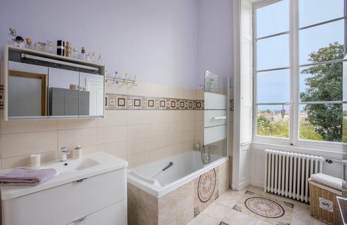 Fontenay-le-Comte Bed & Breakfast | Guest House 'Suite Oiseau Du Paradis' with Shared Pool, Wi-Fi and Air Conditioning
