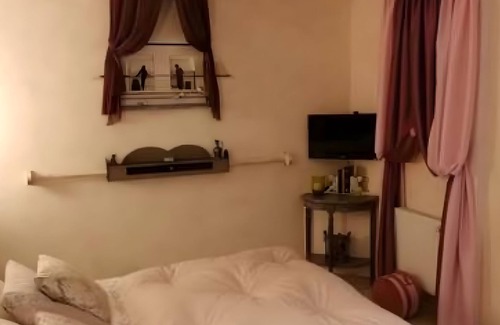 Pont-Melvez Bed & Breakfast | Guest House 'Suite Confort' with Private Terrace, Shared Garden and Wi-Fi