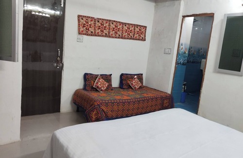 Gulab Sagar House | Guest House UGS