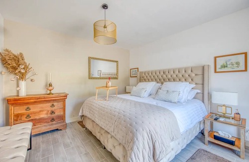 Saint-Christoly-Medoc Bed & Breakfast | Guest Room L’Oranger – Comfort & Privacy at Patio du Port