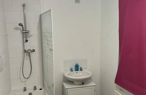 North Bitchburn House | GuestHouse-2BR-Parking-WiFi-ToiletriesProvided