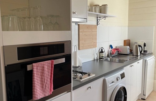 Ballina House | Guesthouse 5 bed 5 bath - Central location 2 mins walk to beach and cafes