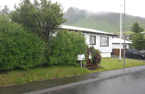 Myrdalshreppur House | Guesthouse Galleri Vík