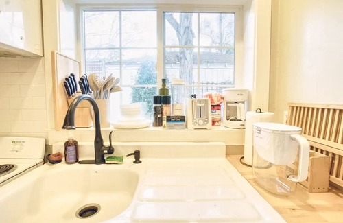 Land Park Cottage | Guesthouse in Friendly, Walkable Neighborhoodnn