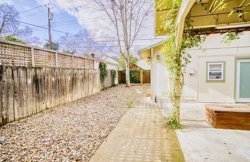 Land Park Cottage | Guesthouse in Friendly, Walkable Neighborhoodnn