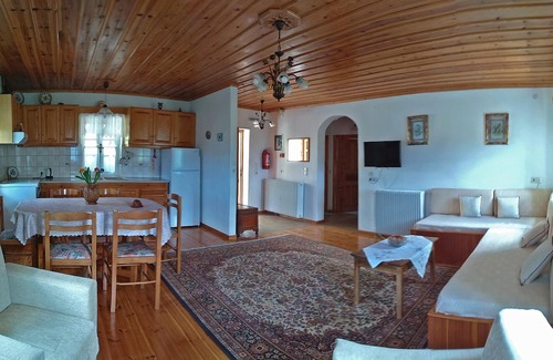 Mikro Papigko House | Guesthouse IRO