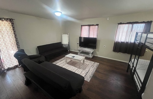 Pittsfield Apartment | Guesthouse Sleeps 7 Kitchen Washer Dryer Dishwasher New Queens
