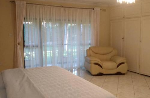 Harare Apartment | Guesthouse with green garden and pool - 2102
