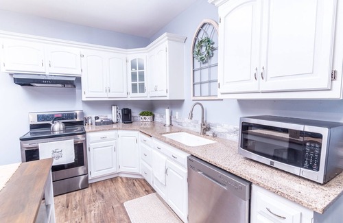 Fostoria House | Guesthouse with king bed and custom bathroom