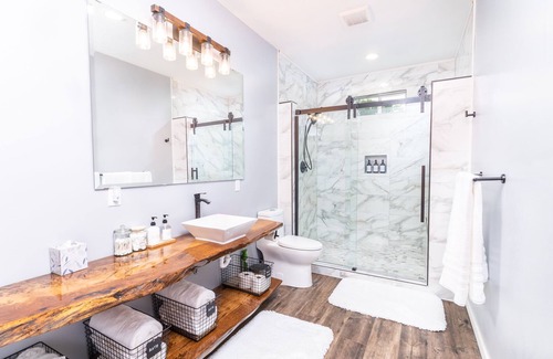 Fostoria House | Guesthouse with king bed and custom bathroom