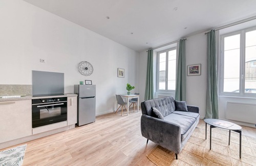 Republique - Tolstoi Apartment | GuestReady - Grey velvet in Villeurbanne