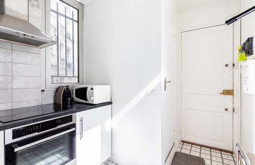 Saint-Vincent-de-Paul Apartment | GuestReady - Sunlit Serenity near Montmartre