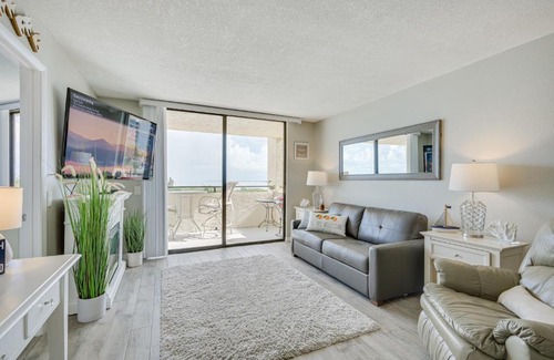 Hudson Apartment | Gulf-View Balcony and Pool Access Hudson Retreat