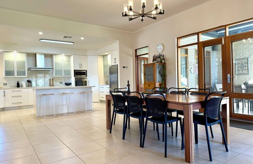 Upper Wakefield House | Gullyview Getaway amongst sprawling vineyards in Clare Valley