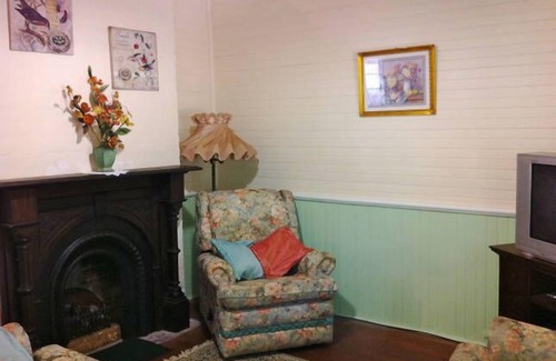 Hovea Cottage | GUMLEAF COTTAGE FARMSTAY - Free daily Animal feeding - close to Perth!