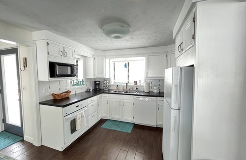 Bradley House | "Gun-A-Love IT!" Lakefront getaway/retreat on Gun Lake