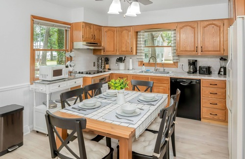 Shelbyville House | Gun Lake 4 BD/2BA Home w/Hot Tub Near Casino/Winery
