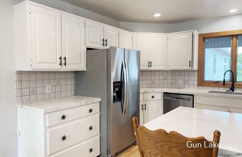 Shelbyville House | Gun lake 4 Bed 2.5 Bath Home w/2 car garage, kayaks, paddleboards, free Wi-Fi