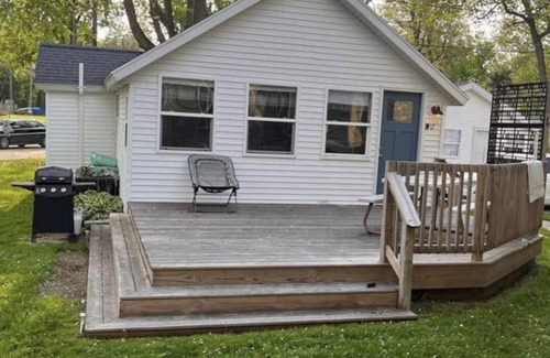 Shelbyville Cottage | Gun lake waterfront cottage