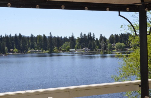 McKenna House | Guppies Lake Cottage - Private Access Lake Dock, close to Mt. Rainier