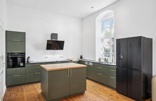 Kletkamp House | GUT KLETKAMP "Altes Torhaus" - Historisches Ferienhaus mit 5 Schlafzimmern I Kamin I Garten & Terrasse I Seeblick I 15 Min zur Ostsee I Moderne Küche I Hundefreundlich I Parkplätze I WLAN