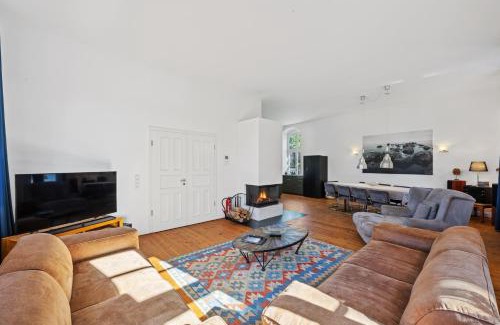 Kletkamp House | GUT KLETKAMP "Altes Torhaus" - Historisches Ferienhaus mit 5 Schlafzimmern I Kamin I Garten & Terrasse I Seeblick I 15 Min zur Ostsee I Moderne Küche I Hundefreundlich I Parkplätze I WLAN