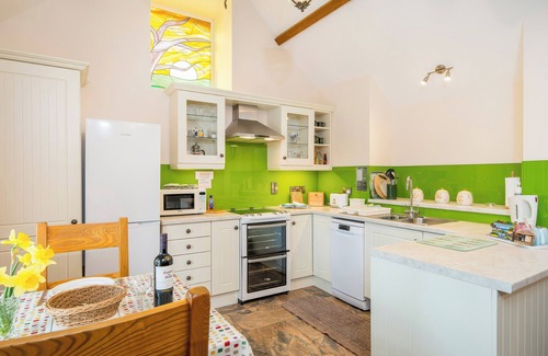 Newcastle Emlyn Cottage | GWAUN COTTAGE, pet friendly, luxury holiday cottage in Cenarth