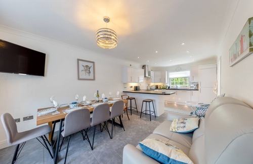 Llansantffraed House | Gwelfor - Four Bedroom House, Sleeps 8