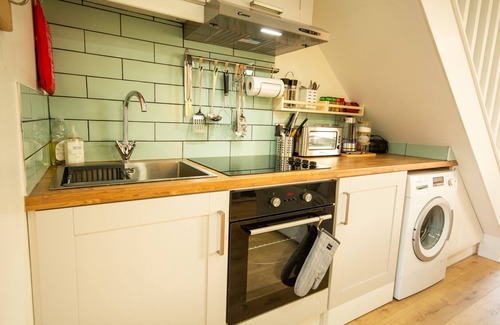 Brynsiencyn Cottage | Gwens House - sleeps 4 guests in 2 bedrooms