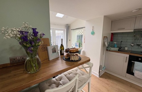 Brynsiencyn Cottage | Gwens House - Traditional Cottage With Hot Tub