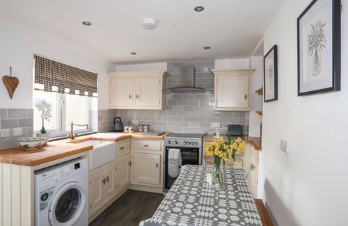Llanystumdwy Cottage | GWYNLE - LLANYSTUMDWY, romantic, with a garden in Criccieth