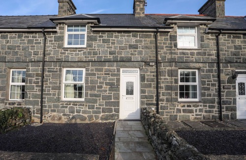 Llanystumdwy Cottage | GWYNLE - LLANYSTUMDWY, romantic, with a garden in Criccieth