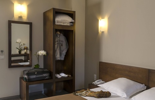 Saint-Laurent-des-Arbres Hotel | Hôtel Le Ya'Tis