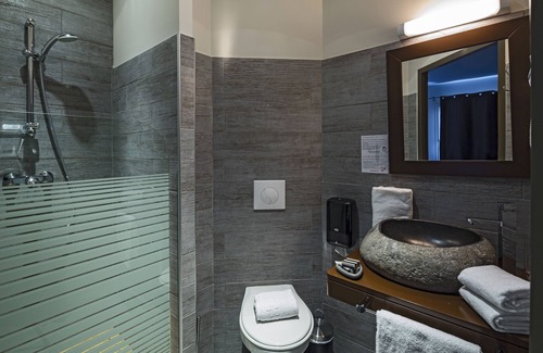 Saint-Laurent-des-Arbres Hotel | Hôtel Le Ya'Tis