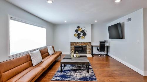 Westminster House | H&H Modern Lux 4BD 1 King Suite 3 Queen SoCal Disney