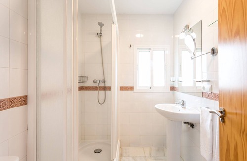 Barbate Hotel | H. Standard Double - One Room Hotel, Sleeps 2