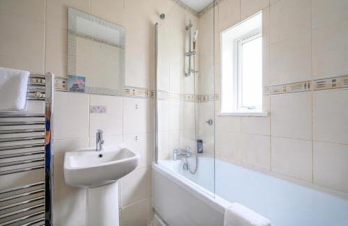 Heckmondwike House | H17A Cosy & Welcoming home