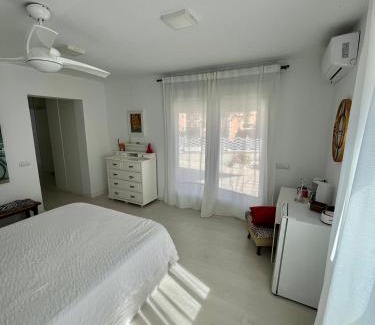 Montequinto House | Habitación independiente, luminosa y perfecta para dos o una persona.