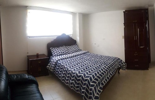 Quito Bed & Breakfast | habitación, sector jipijapa, nueva a estrenar con entrada independiente con baño completo, tiene garaje