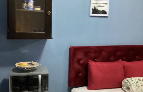 San Benito House | habitacion con dos camas queen refry y AC con balcon.