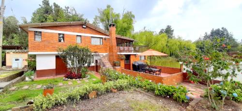 El Rosal House | HACIENDA MONCORA CABAÑA LAGO p 1