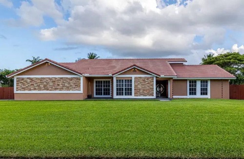 Richmond West House | Hacienda Rivas - Stunning 4 BR Villa - Miami