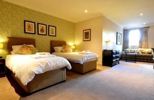 Grimley Hotel | Hadley Bowling Green Inn