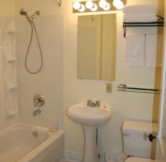 Wellington Bed & Breakfast | Hadovka Lakeside Inn