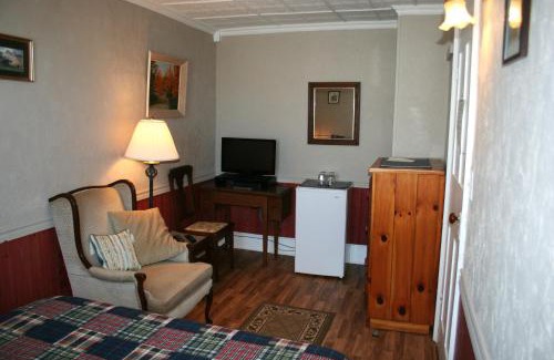 Wellington Bed & Breakfast | Hadovka Lakeside Inn
