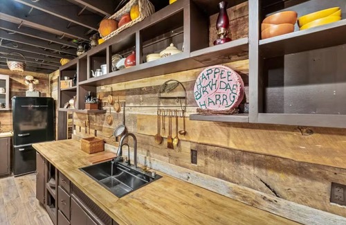 Adamstown House | Hagrid's Escape Hut & 2 Escape Rooms Sleeps 15+