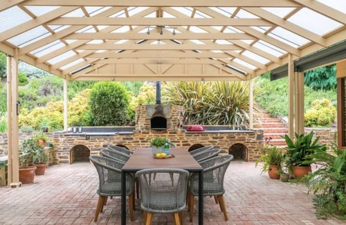 Hahndorf House | Hahndorf Luxury Retreat 5 Bedrooms for 12 people