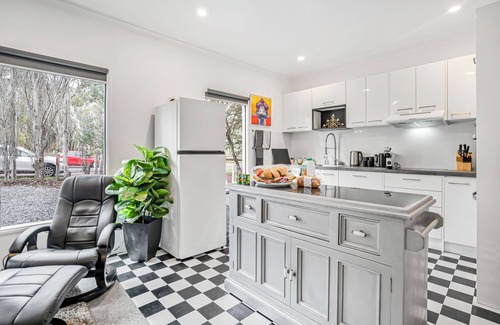 Paechtown Cottage | Hahndorf Providence Cottage 30 minutes from the CBD. Pet friendly. Outdoor bath