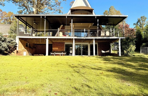 Inman House | Hailey’s Lake House with Pool and Hot Tub.